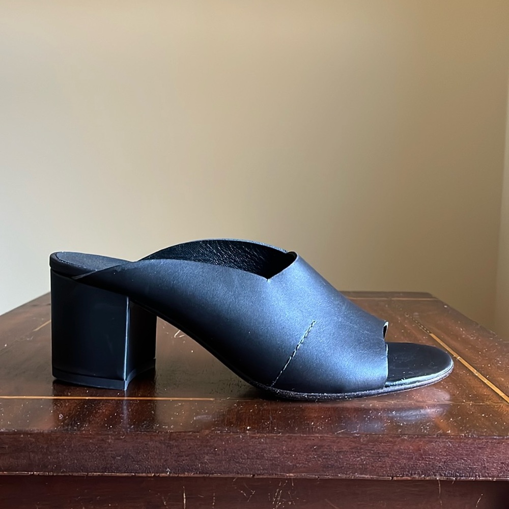 New in Box - JFK - Black leather slide - Size EU 39 / US 9